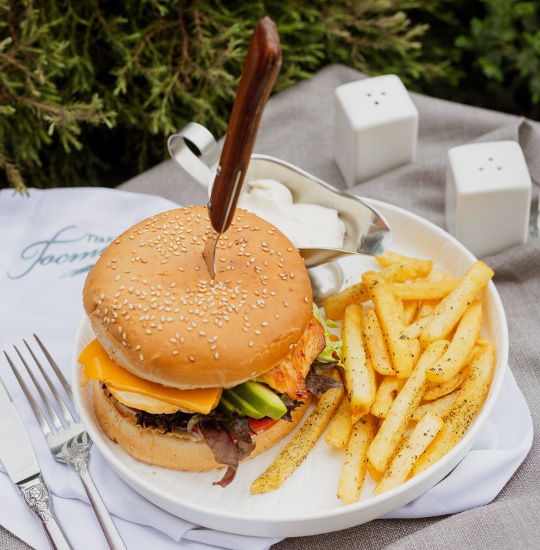 Бургер куриный с картофелем фри и соусом