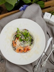 Паста нери с черри и креветки