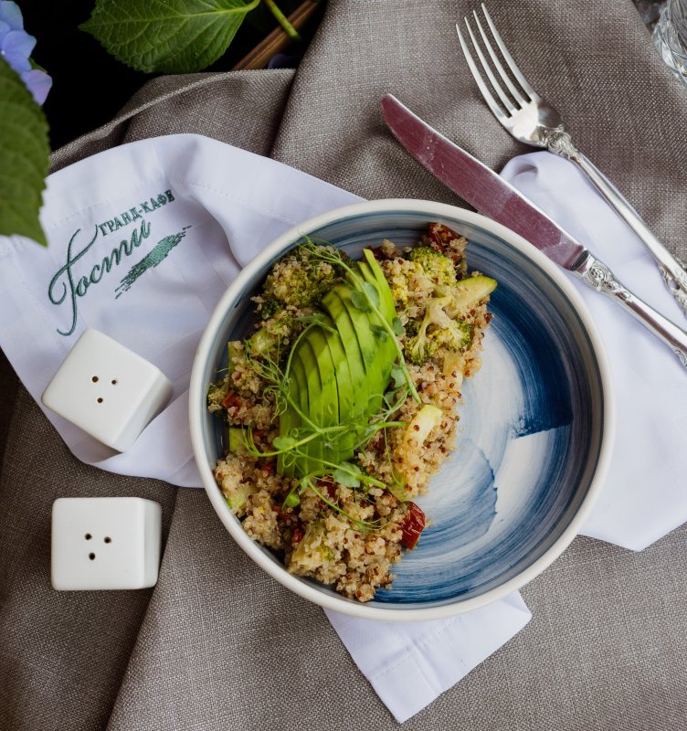 Киноа с авокадо и вялеными томатами