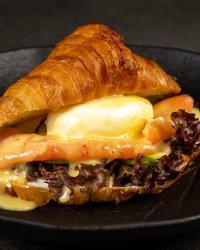 Круассан с лососем и авокадо(круассан, яйцо пашот, с/с лосось, авокадо, соус Голландез)