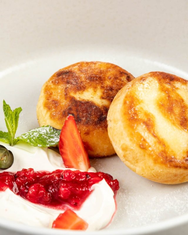 Сырники с джемом и сметаной