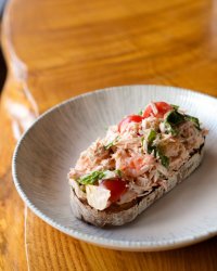 Брускетта с крабом и креветками