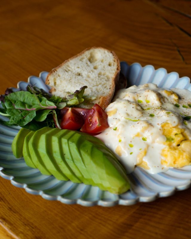 Скрембл с авокадо(яичница, авокадо, тост, помидоры Черри, Сливочный соус)