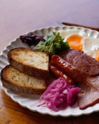 Завтрак охотника (Яйцо, охотничьи колбаски, рулет индейки, колбаса пеперони, тост)