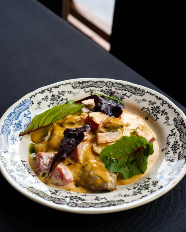 Мясо по-грузински (отбивная говядина, сливки, помидоры, грибы, грузинская аджика)