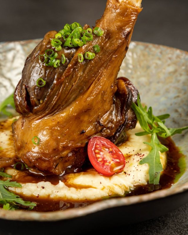 Томленая голень с пюре