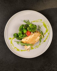 Куриный стейк с брокколи и ореховым соусом