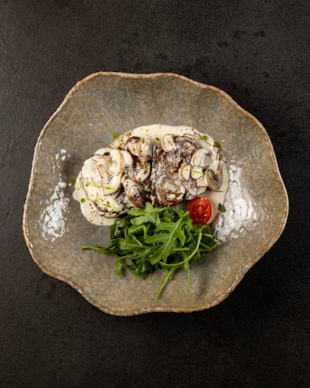 Медальоны под сливочно-грибным соусом