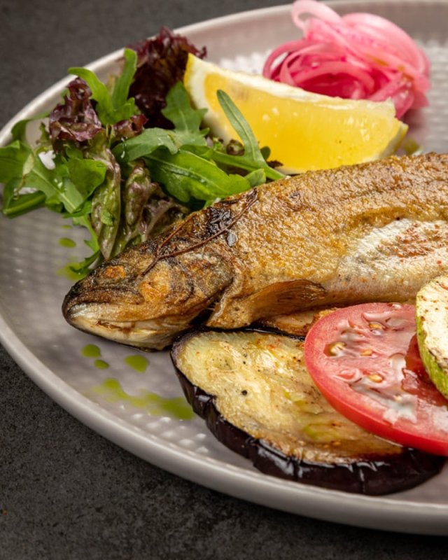 Форель на гриле с овощами