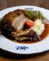 Томленная телятина под мясным соусом