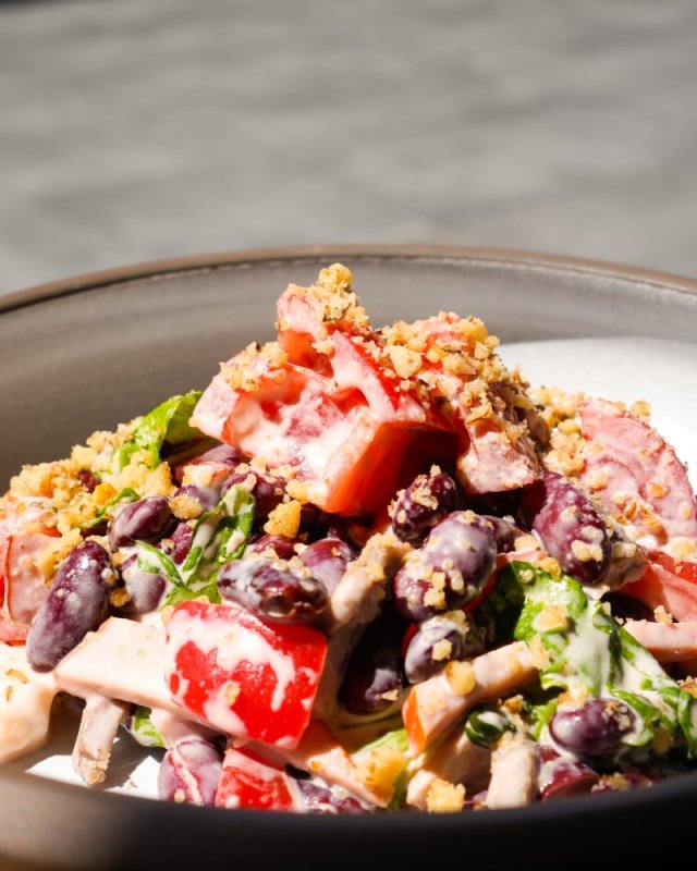 Говядина пряная/язык говяжий/фасоль/сулугуни/помидоры