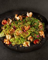 Салат с морепродуктами (листья Романо, креветки, кальмары, помидоры Черри, Ореховый соус, Унаги соус)