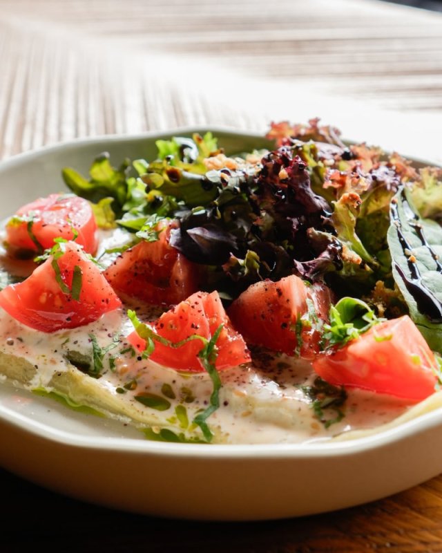 Печеный баклажан с ореховым соусом