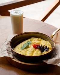 Жамуко с айраном (яйцо, кукурузная манка, сливки, сыр)