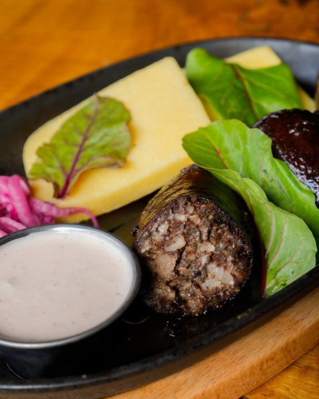 Колбаса кабардинская с пастой (домашняя ливерная колбаса с фаршем из печени и жира, паста, тузлук)