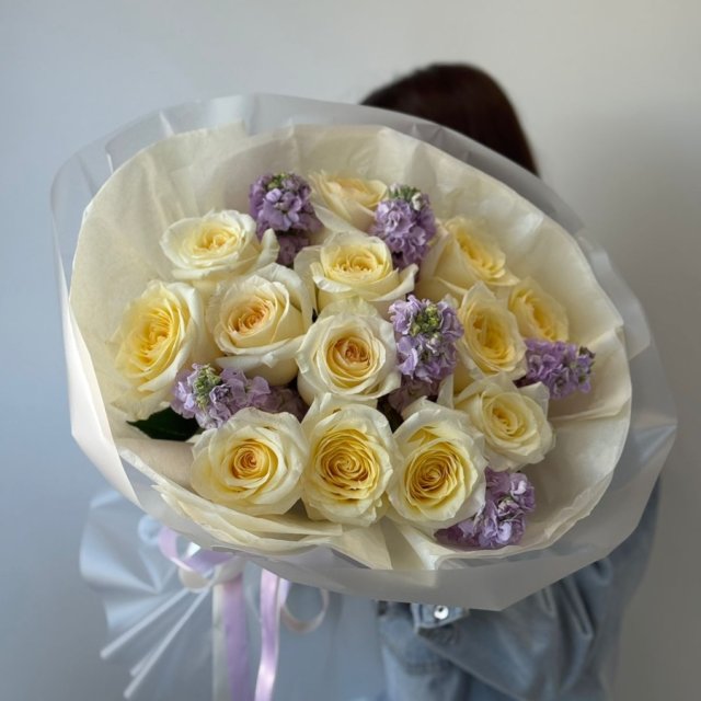 Садовые розы Кендлайт и маттиола 