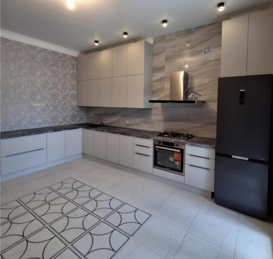 Столешница с коррундовым покрытием. Фасады - акрил матовый. Сушка в нижнюю базу.