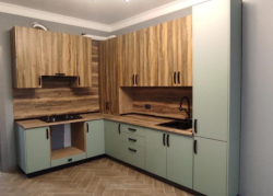 Кухня с фасадми, покрытыми пленкой. Столешница - влагостойкое ДСП.