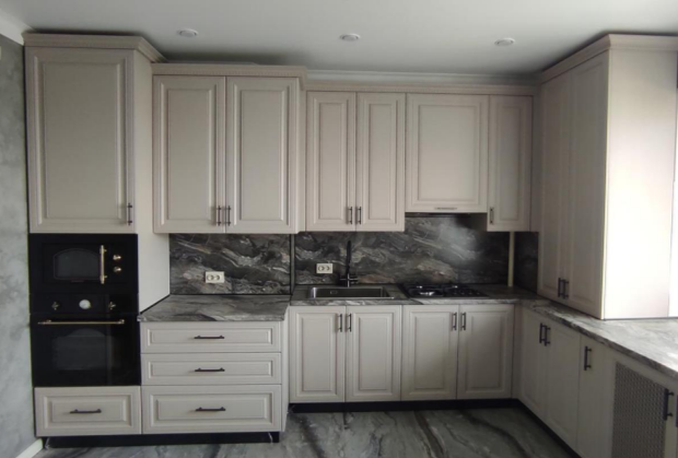 Кухня с крашенными фасадами, столешница - влагостойкое ДСП