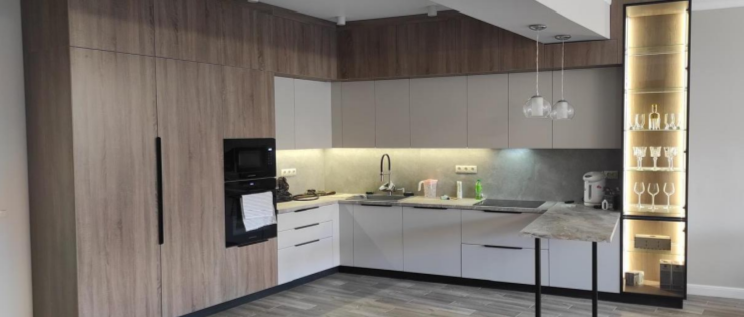 Кухня с фасадами с покрытием матовый акрил и фасадами с покрымием пластик. Пенал с фасадми из алюминиевого профиля с подсветкой.