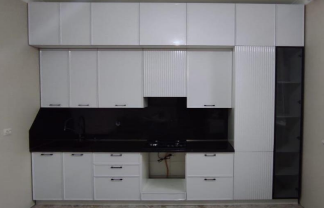 Трехуровневая кухня с крашенными фасадами.