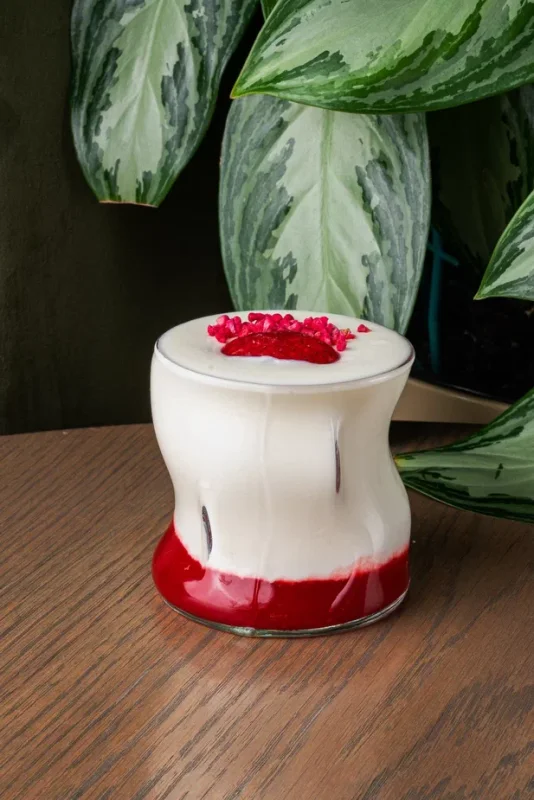 Освежающий айран с клубникой