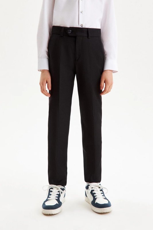 Черные классические брюки со стрелками. Выполнены из премиальной костюмной ткани