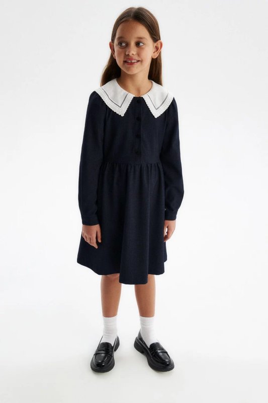 Синее платье со съемным воротничком.