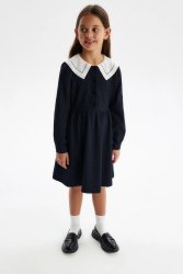 Синее платье со съемным воротничком.