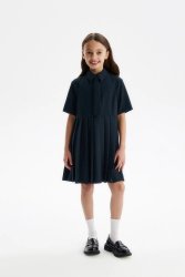 Синее платье со съемным галстуком.