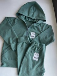 Детский комплект: толстовка и брюки.