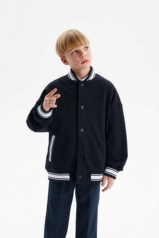 Бомбер оверсайз из мягкого и уютного хлопкового футера.