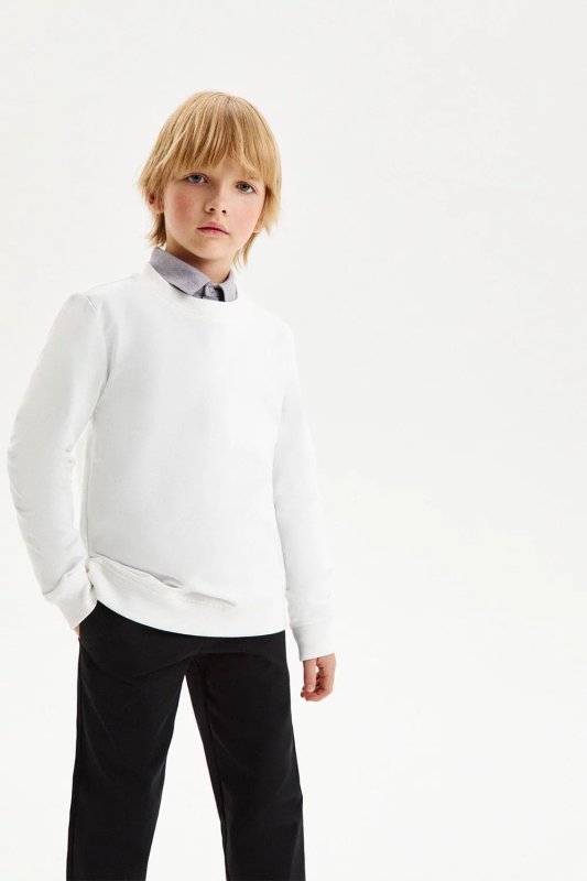 Базовый свитшот молочного цвета из хлопкового футера.