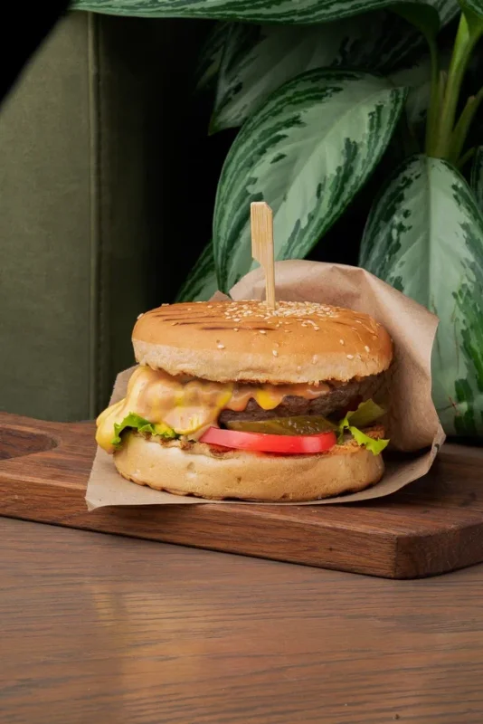 Бургер с говяжьей котлетой 