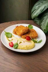 Запеченная треска с салатом и авокадо