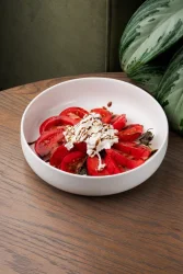 Салат с помидорами, страчаттелой и сладким соусом