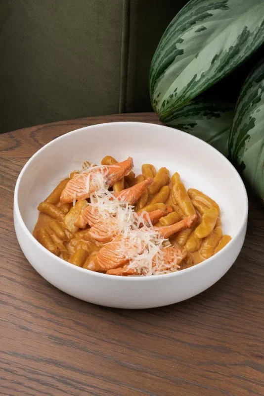 Казаречче с семгой в сливочном соусе и сыром пармезан