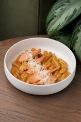 Казаречче с семгой в сливочном соусе и сыром пармезан