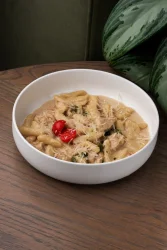 Казаречче с куриным филе и томатами в сливочном соусе