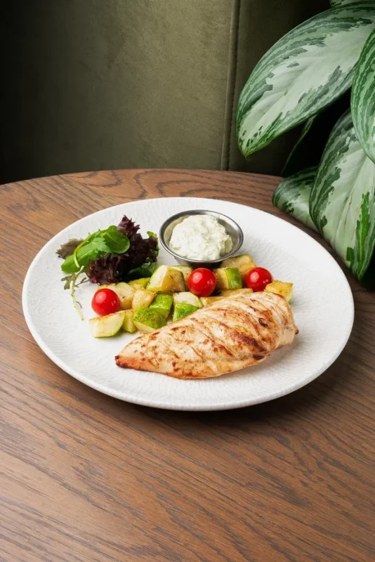 Куриная грудка на подушке из запеченных овощей с нежным ореховым соусом