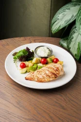 Куриная грудка на подушке из запеченных овощей с нежным ореховым соусом