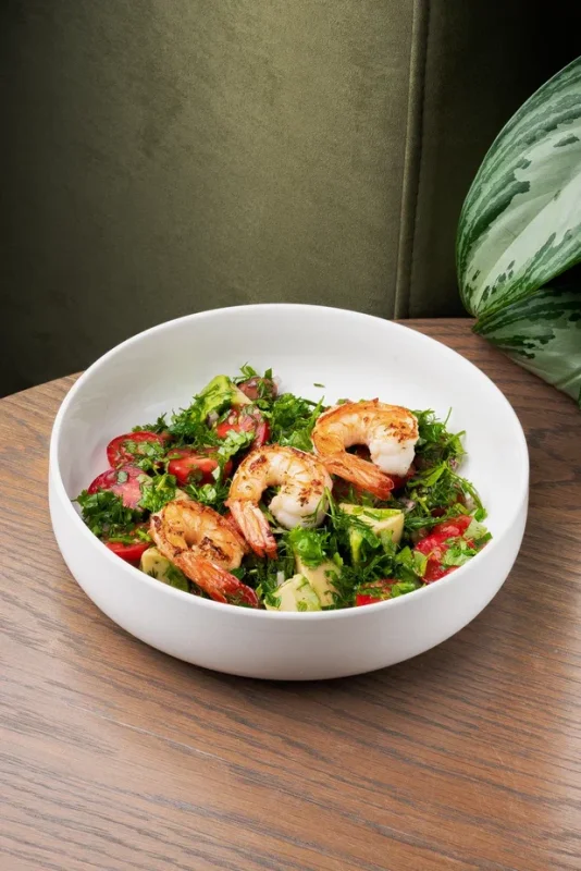 Салат с креветками, авокадо и фасолью