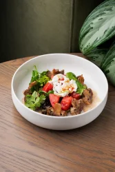 Салат со страчателлой и хрустящими грибами