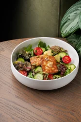 Зеленый салат с халуми