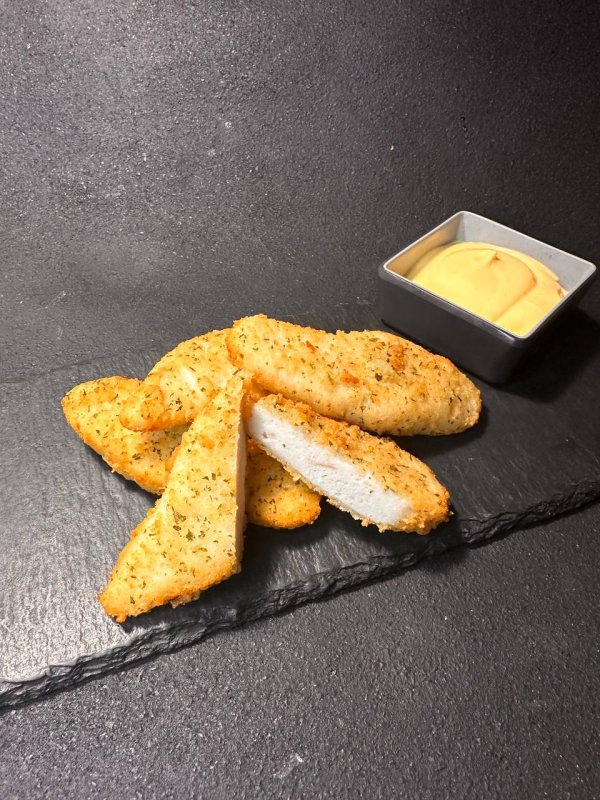 Куриные стрипсы с сырным соусом