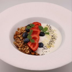 Кокосовая гранола с мацони и медом