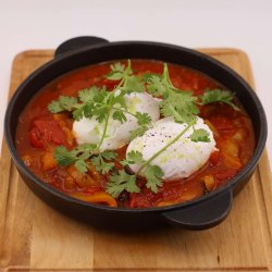 Шакшука с яйцом пашот и зеленью