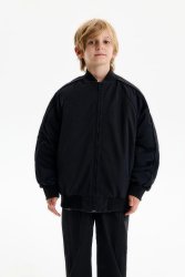 Бомбер черного цвета. Модель унисекс.