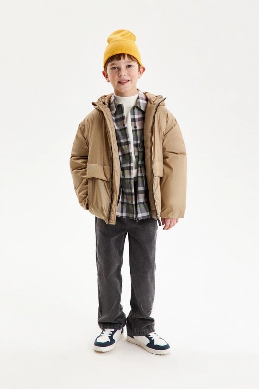 Бежевая демисезонная куртка с капюшоном.