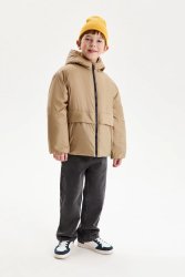 Бежевая демисезонная куртка с капюшоном.